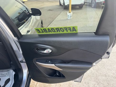 Used 2018 Jeep Cherokee Latitude image 16