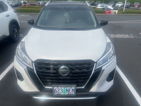 Used 2021 Nissan Kicks SV w/ Exterior Package FWD image 2