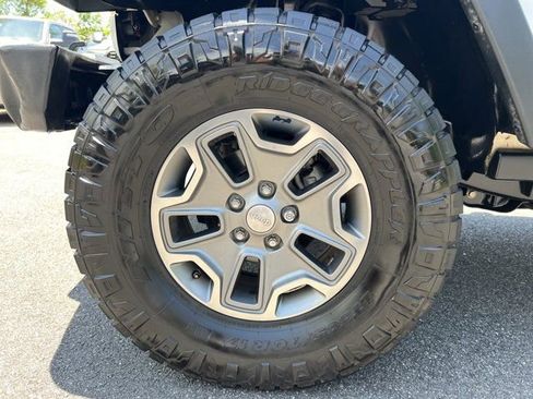 Used 2015 Jeep Wrangler Unlimited Rubicon w/ Connectivity Group AWD/4WD image 13