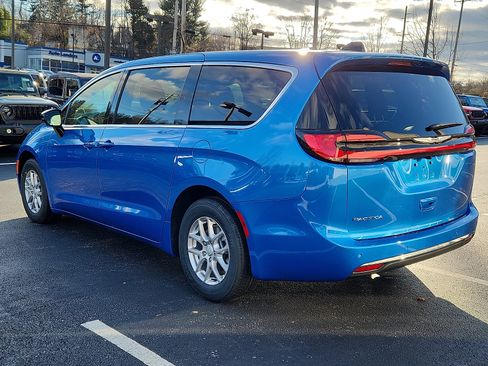New 2026 Chrysler Pacifica Select image 3