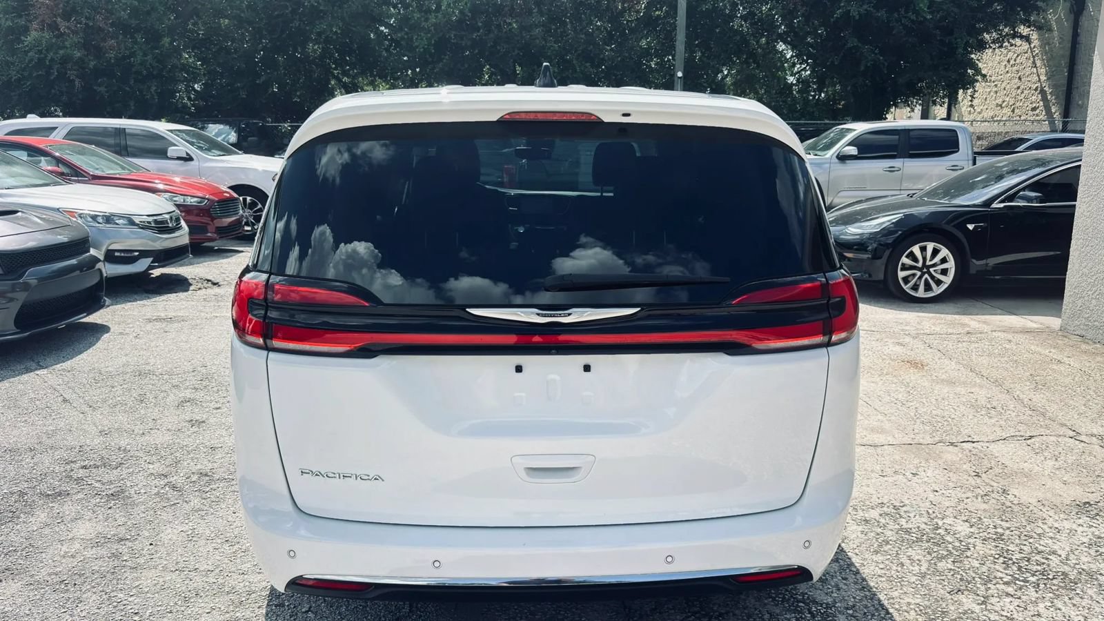 Used 2023 Chrysler Pacifica Touring-L FWD image 4