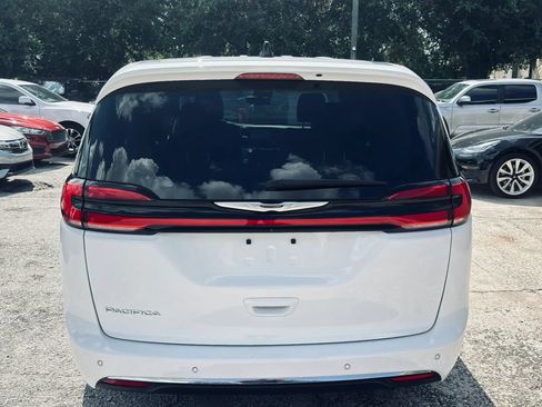 Used 2023 Chrysler Pacifica Touring-L FWD image 4