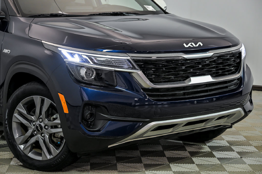 Used 2023 Kia Seltos S w/ Navigation Package AWD/4WD image 2