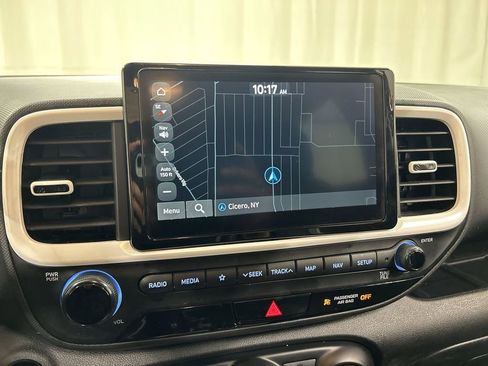 Used 2022 Hyundai Venue Limited image 16