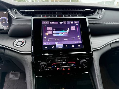 New 2025 Jeep Grand Cherokee Altitude image 18