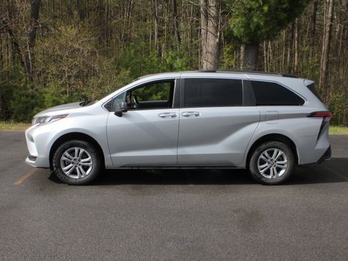 Used 2022 Toyota Sienna XSE w/ XSE Plus Package AWD/4WD image 5