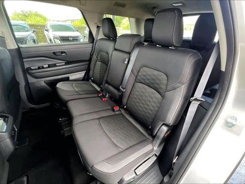 Certified 2024 Nissan Pathfinder SV FWD image 19