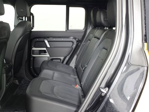 Used 2022 Land Rover Defender 110 X-Dynamic SE image 32