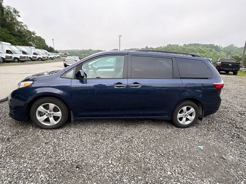 Used 2020 Toyota Sienna LE w/ LE Preferred Package FWD image 2