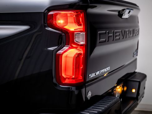 Used 2021 Chevrolet Silverado 1500 High Country w/ Technology Package image 12