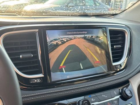 Used 2023 Chrysler Pacifica Limited FWD image 21