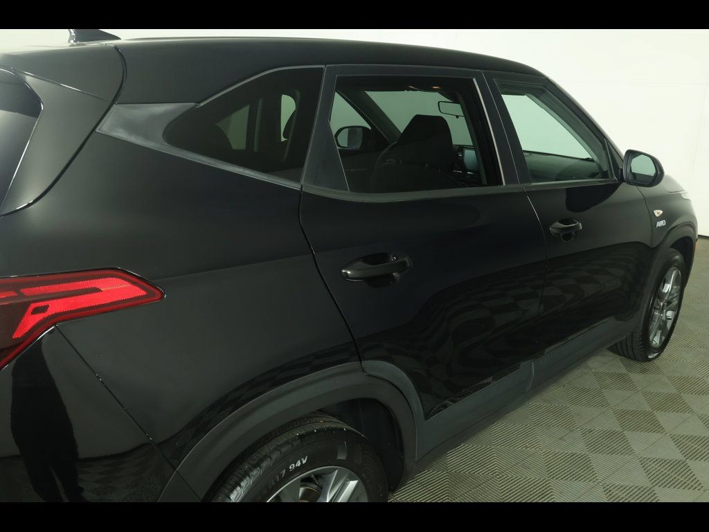 Used 2023 Kia Seltos LX AWD/4WD image 16
