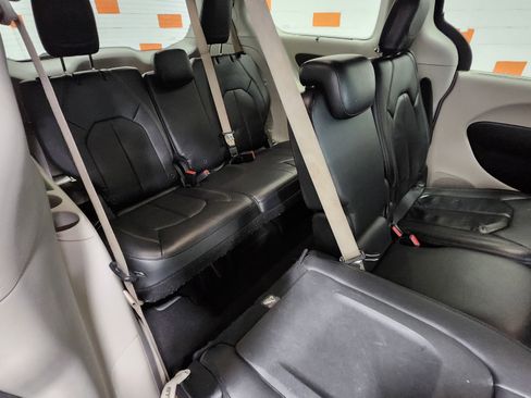 Used 2018 Chrysler Pacifica Touring-L image 18