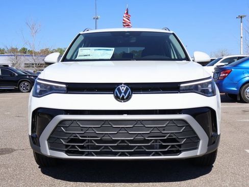 Certified 2025 Volkswagen Taos SE image 2