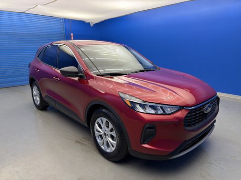 Used 2023 Ford Escape Active w/ Cold Weather Package FWD image 2