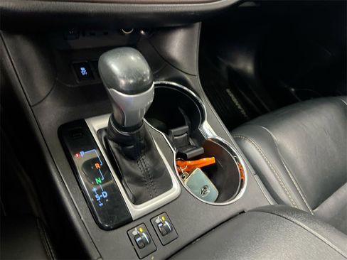 Used 2019 Toyota Highlander XLE image 17