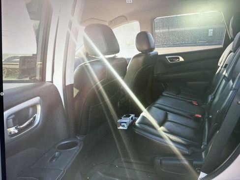 Used 2017 Nissan Pathfinder SL image 5