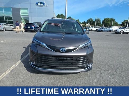 Used 2024 Toyota Sienna XLE w/ XLE Plus Package AWD/4WD image 3