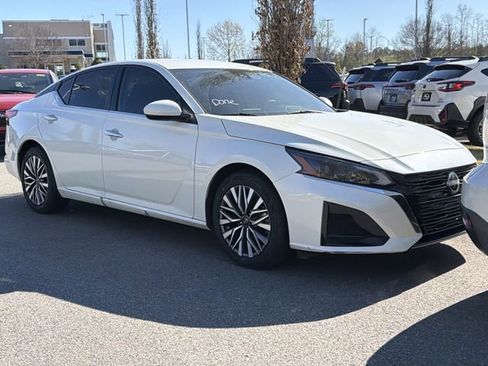 Used 2023 Nissan Altima 2.5 SV image 2