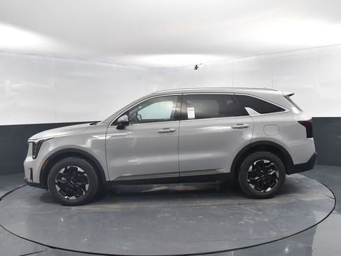 Used 2025 Kia Sorento S image 5