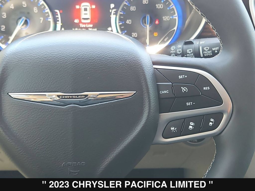 Used 2023 Chrysler Pacifica Limited w/ Uconnect Theater Family Group FWD image 24