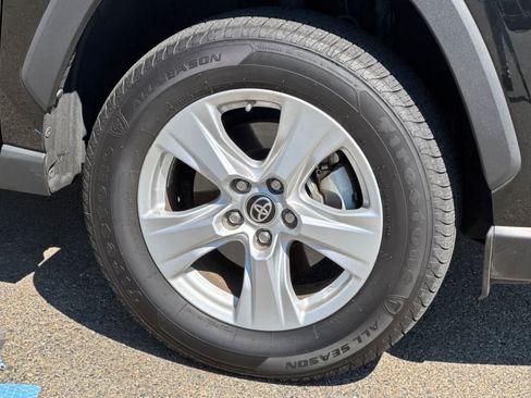 Used 2021 Toyota RAV4 LE AWD/4WD image 18