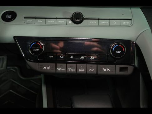 Used 2025 Hyundai Elantra Limited FWD image 14