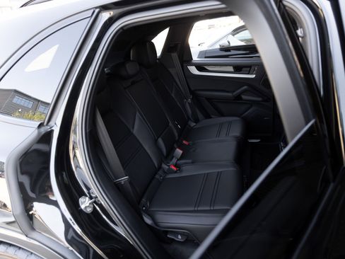 Certified 2025 Porsche Cayenne E-Hybrid AWD/4WD image 35