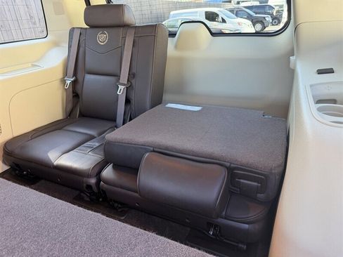 Used 2011 Cadillac Escalade Platinum image 27