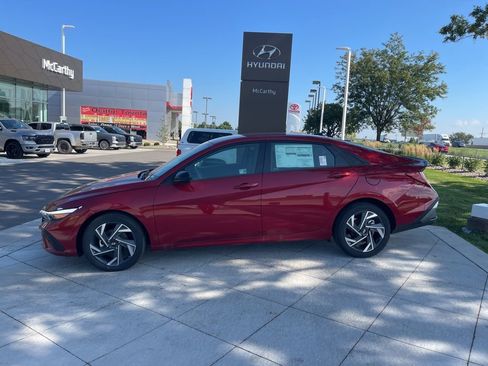 Used 2025 Hyundai Elantra Sport FWD image 2