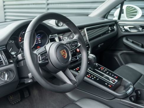 Certified 2023 Porsche Macan AWD/4WD image 4