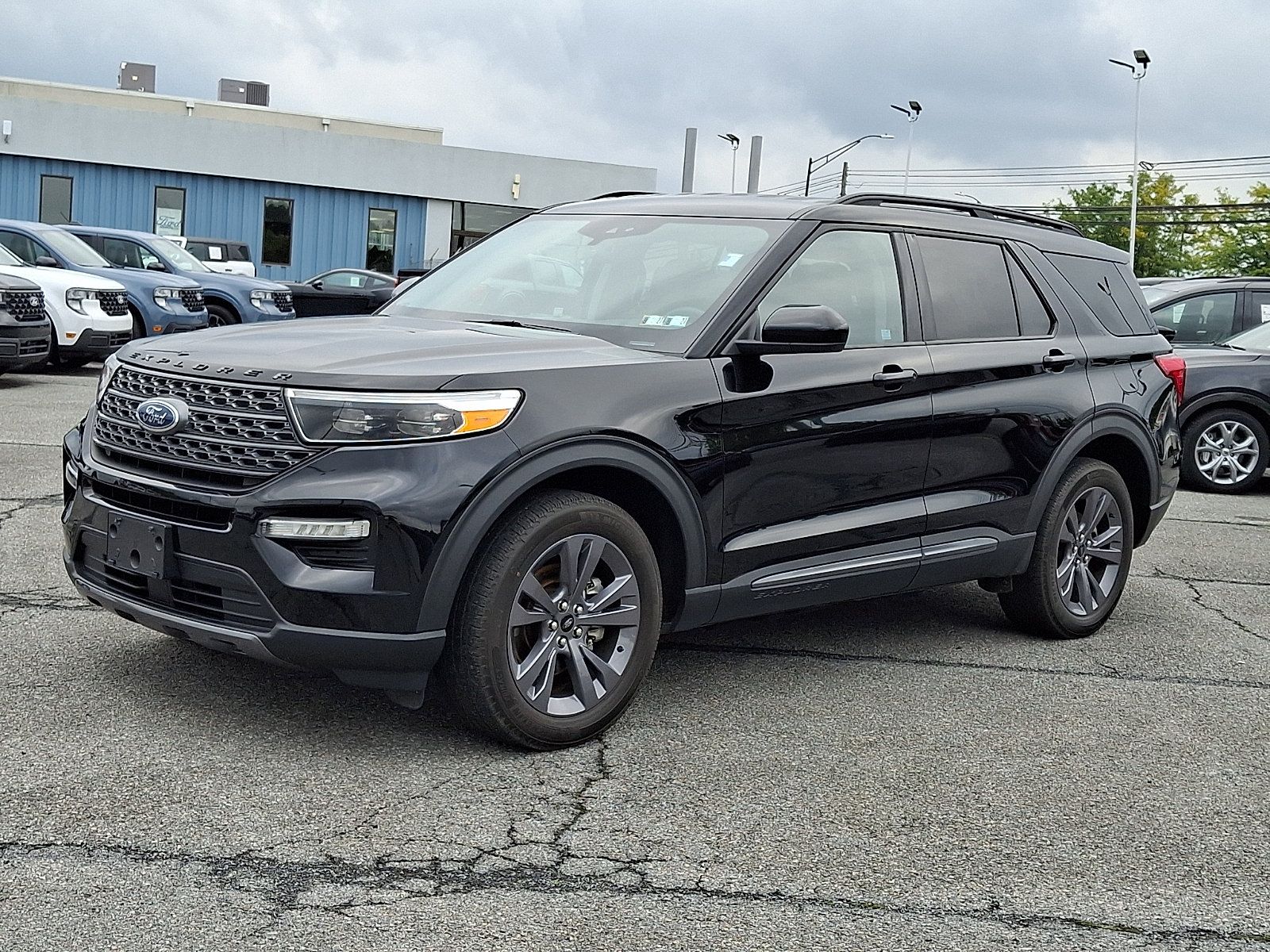 Used 2023 Ford Explorer XLT w/ Equipment Group 202A AWD/4WD image 3
