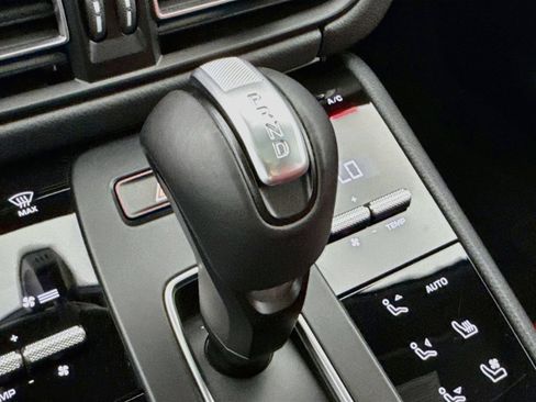 Certified 2025 Porsche Macan AWD/4WD image 21