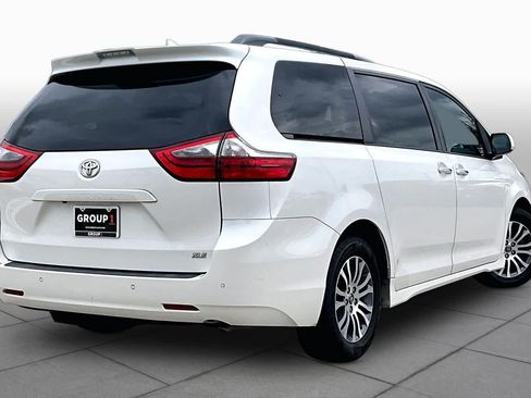 Used 2020 Toyota Sienna XLE Premium FWD image 12