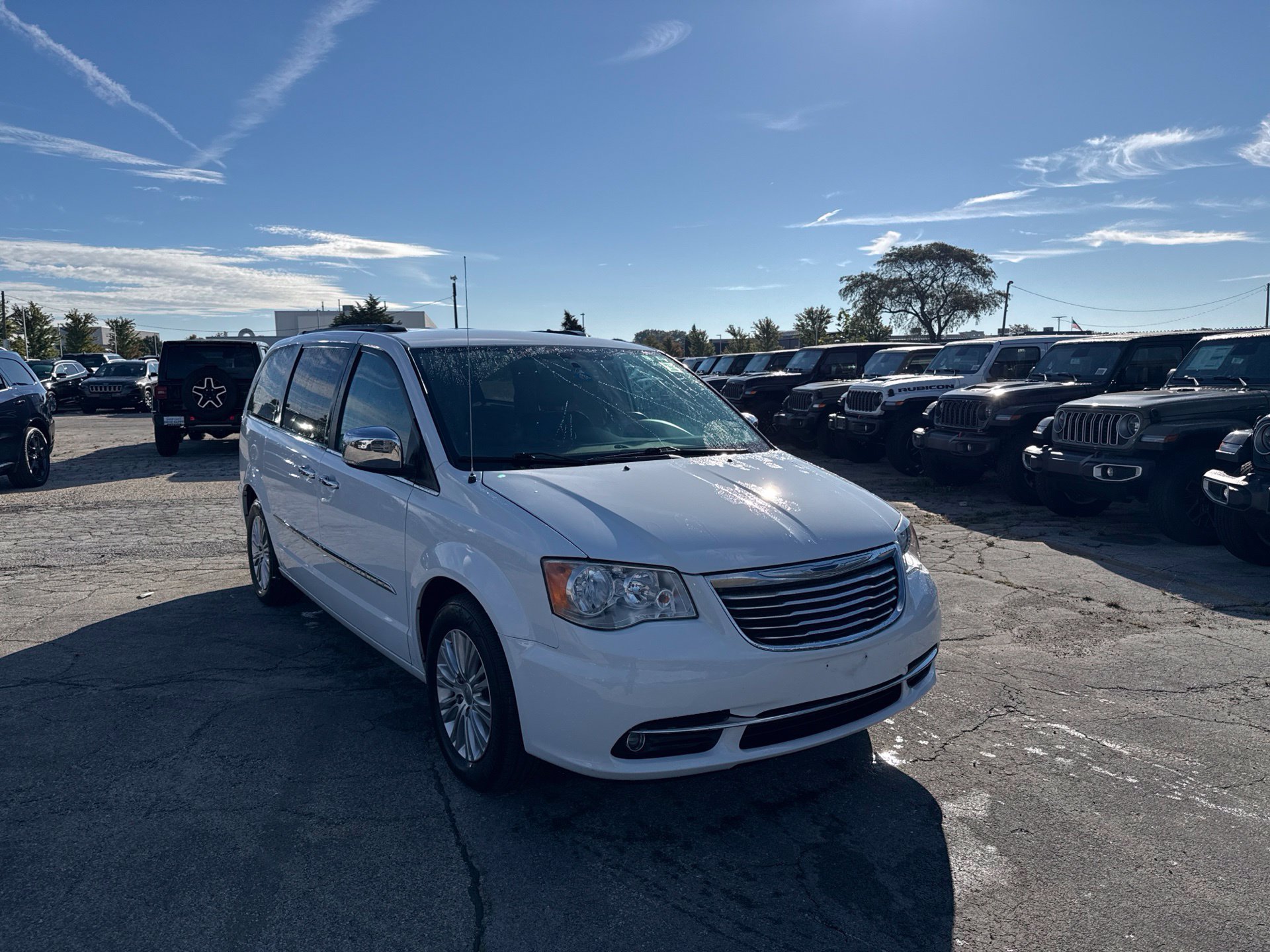 Used 2015 Chrysler Town & Country Touring-L w/ Driver Convenience Group FWD image 4