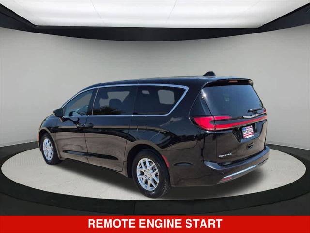 Certified 2025 Chrysler Pacifica Select FWD image 3