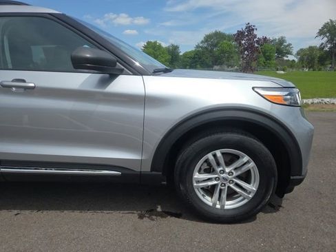 Used 2023 Ford Explorer XLT w/ Equipment Group 202A AWD/4WD image 4