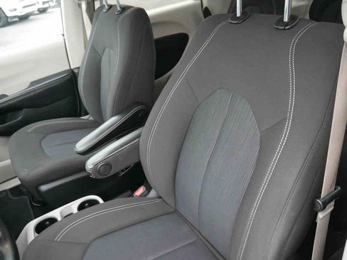 Used 2020 Chrysler Voyager LX image 25