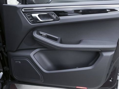 Certified 2026 Porsche Macan AWD/4WD image 38