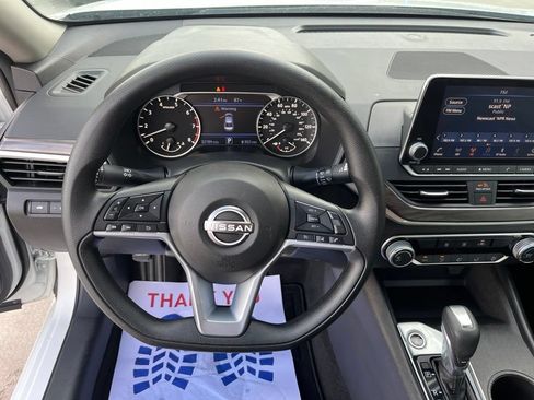 Used 2025 Nissan Altima 2.5 SV FWD image 9