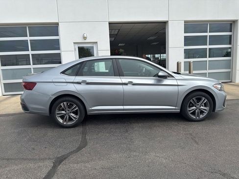 Used 2022 Volkswagen Jetta SE w/ Panoramic Sunroof Package FWD image 3