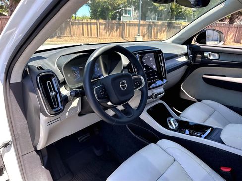 Used 2026 Volvo XC40 B4 Plus w/ Climate Package FWD image 17