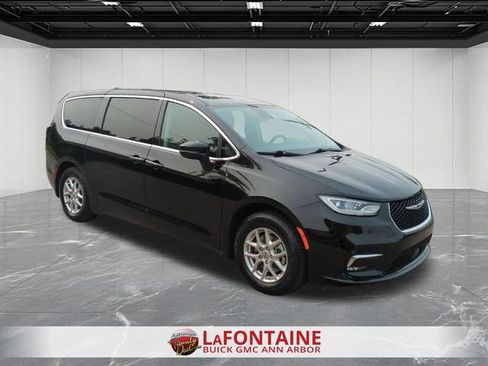 Used 2024 Chrysler Pacifica Touring-L FWD image 2