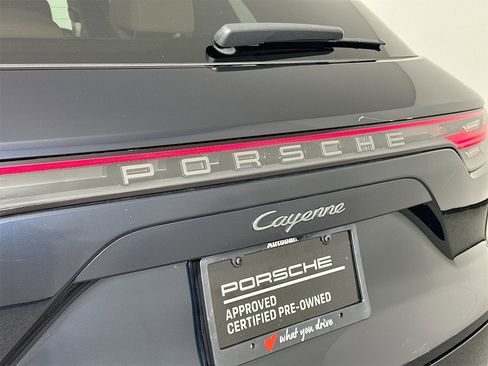Certified 2023 Porsche Cayenne Platinum Edition image 17