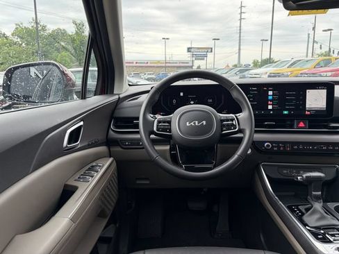 Certified 2025 Kia Carnival SX FWD image 4