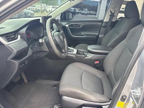 Used 2021 Toyota RAV4 LE AWD/4WD image 9