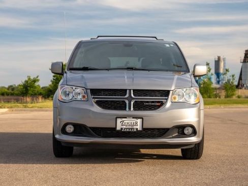 Used 2019 Dodge Grand Caravan SXT FWD image 2