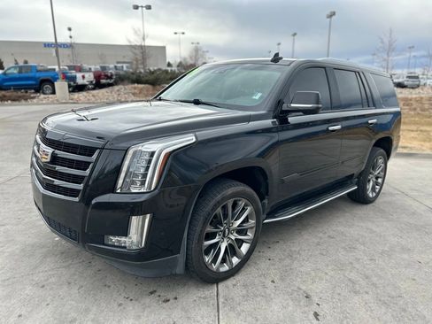Used 2019 Cadillac Escalade Luxury w/ Escalade Sport Edition image 3