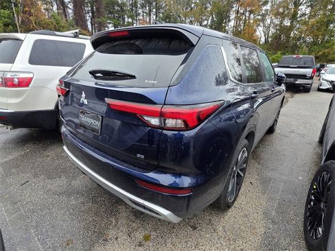 Used 2024 Mitsubishi Outlander SE image 3