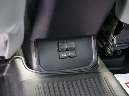 Used 2023 Toyota Highlander XLE AWD/4WD image 10